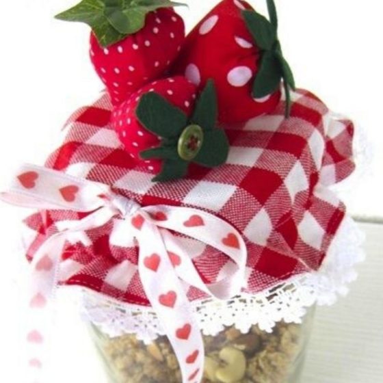 Stoffhäubchen Marmeladeglas Einwecken kleine Geschenke Selber machen schön verpacken kostenlose Schnittmuster Gratis-Nähanleitung
