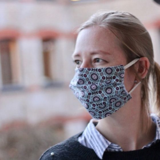Maske Mund Nasen Schutz in Falten aus einem Stück Corona Covid kostenlose Schnittmuster Gratis-Nähanleitung