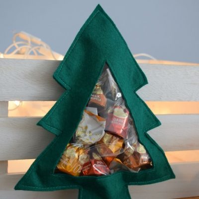 Tannenbaum Filz zum befuellen sichtfenster pralinen suessigkeiten naehen gratis schnittmuster kostenlos freebook weihnachten kleines geschenk kleinigkeit