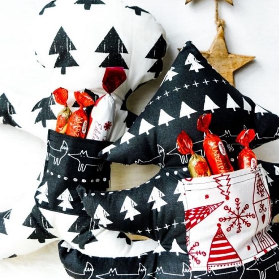 motiv kissen mit tasche fuer suessigkeiten tannenbaum lebkuchenmann weihnachten kleine geschenke kostenlose schnittmuster gratis naehanleitung