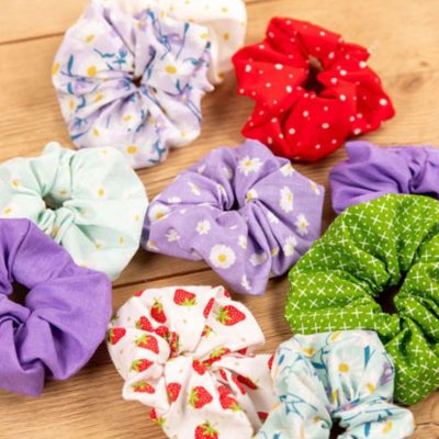 scrunchies naehen kostenlos naehanleitung bunte haargummis aus stoffresten naehidee gratis